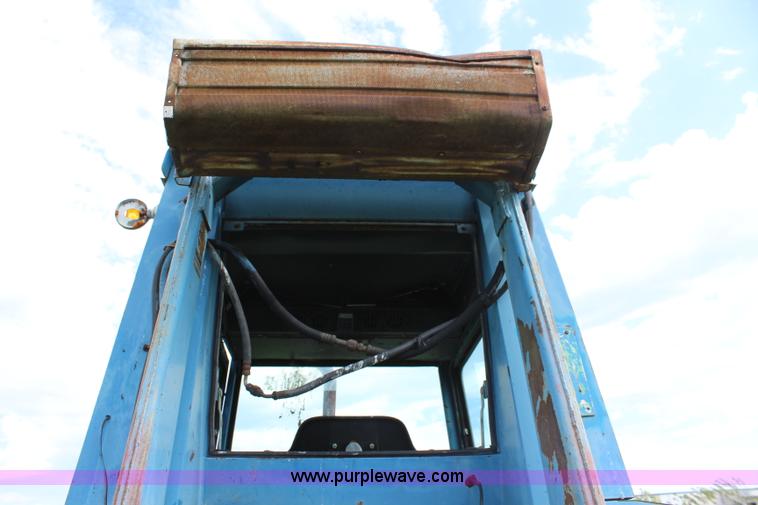 image for item J3707 1974 Ford 8600 tractor