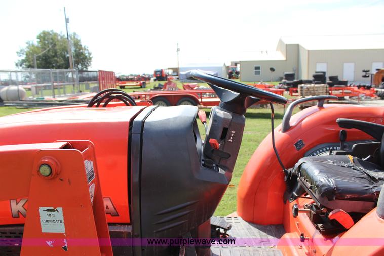 image for item J4404 2007 Kubota L3240 tractor