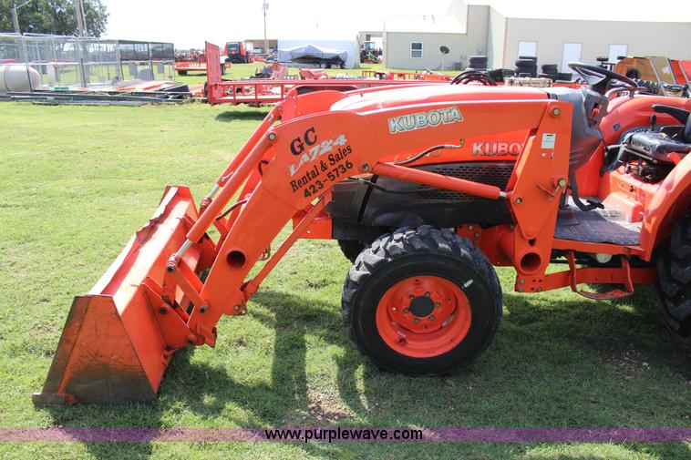 image for item J4404 2007 Kubota L3240 tractor