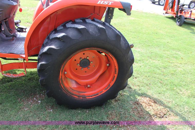 image for item J4404 2007 Kubota L3240 tractor