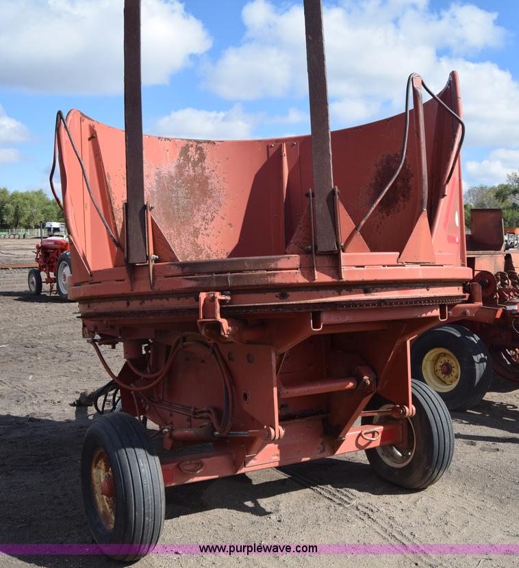 image for item J7136 Hesston BP20 tilt tub hay processor