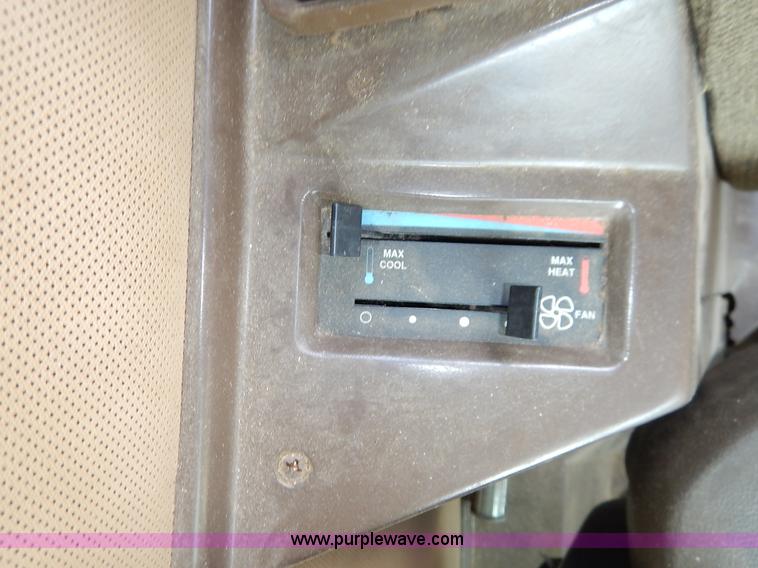 image for item K1704 1993 John Deere 9400 combine