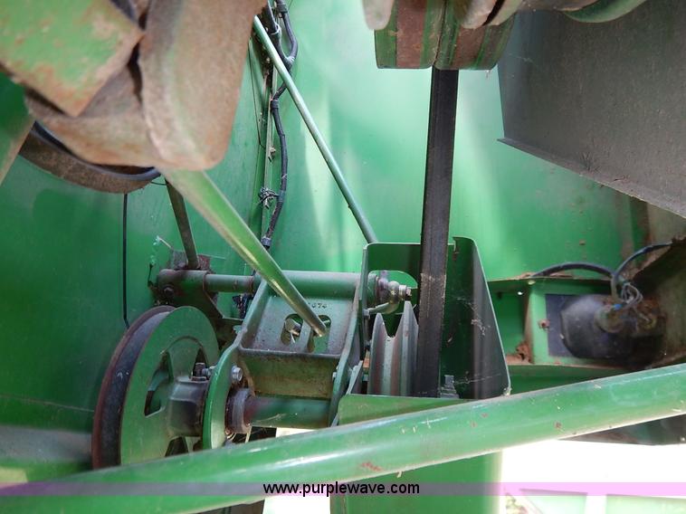 image for item K1704 1993 John Deere 9400 combine