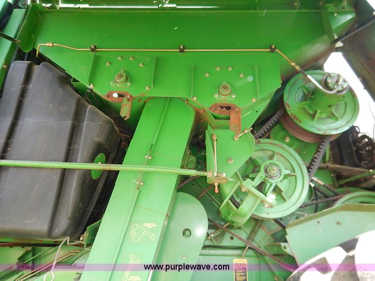 image for item K1704 1993 John Deere 9400 combine