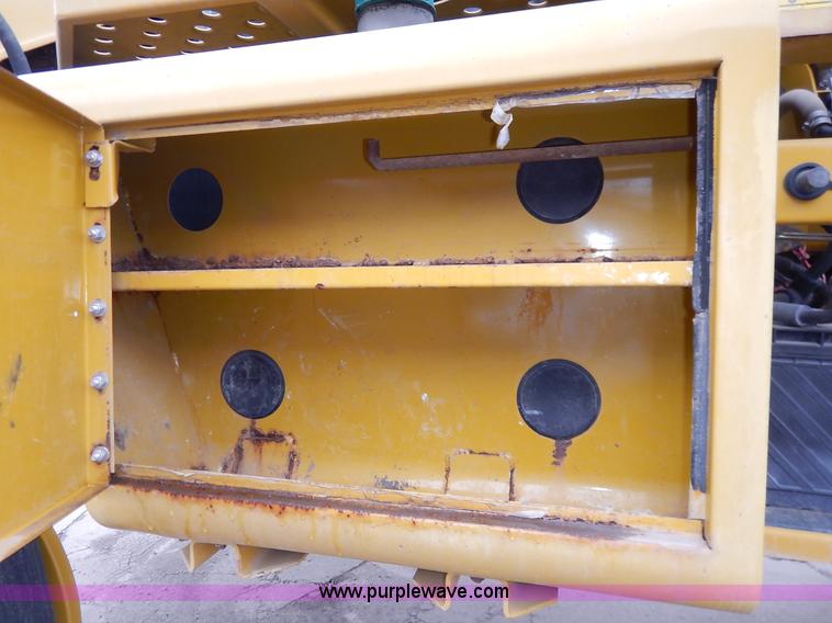 image for item K1720 2002 Ag-Chem RoGator 1254 self-propelled sprayer