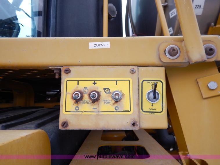 image for item K1720 2002 Ag-Chem RoGator 1254 self-propelled sprayer