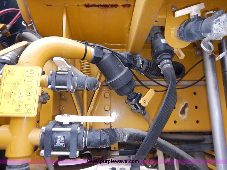 image for item K1720 2002 Ag-Chem RoGator 1254 self-propelled sprayer