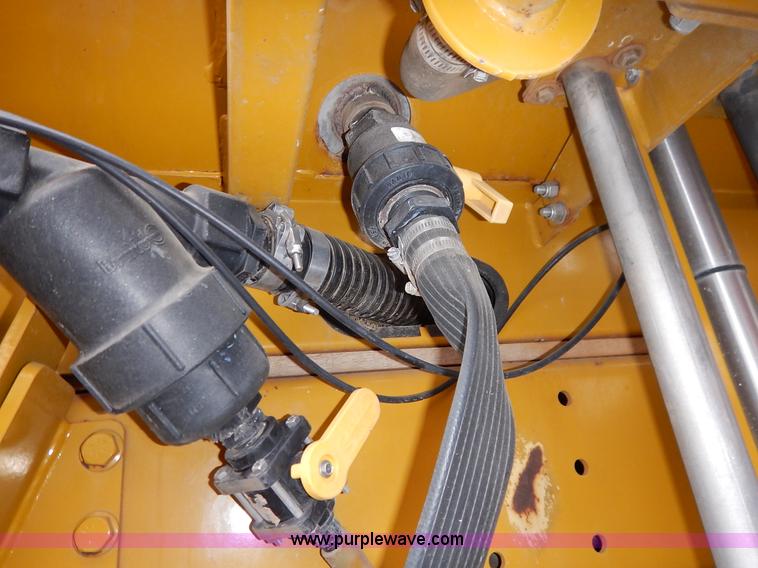 image for item K1720 2002 Ag-Chem RoGator 1254 self-propelled sprayer