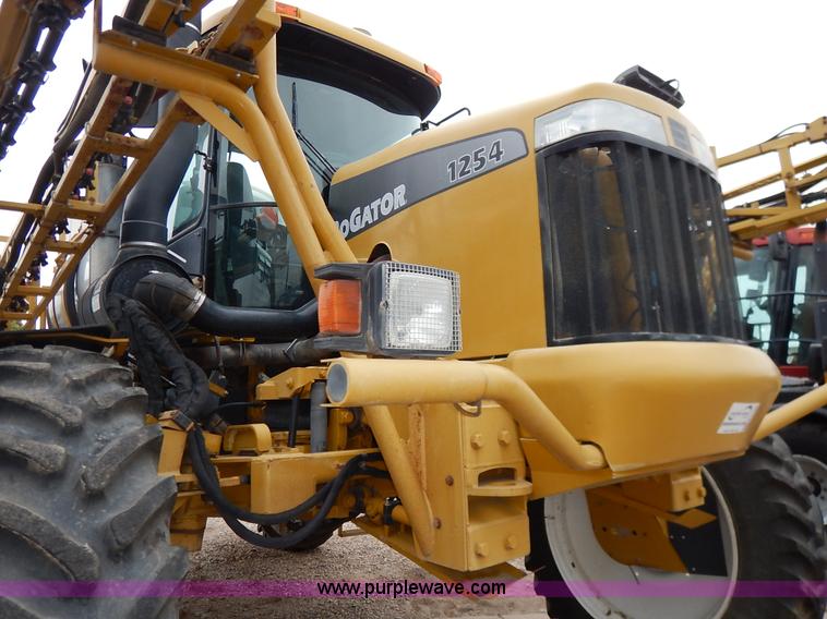 image for item K1720 2002 Ag-Chem RoGator 1254 self-propelled sprayer