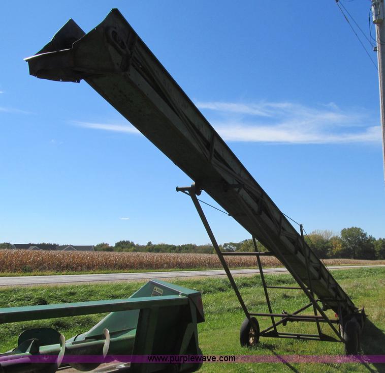John Deere grain conveyor in Sumner, IA Item K6357 sold Purple Wave