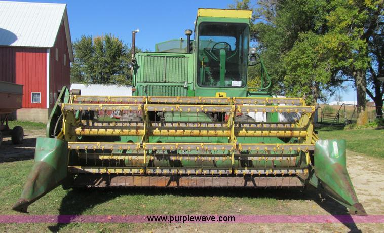 image for item K6365 1976 John Deere 4400 combine