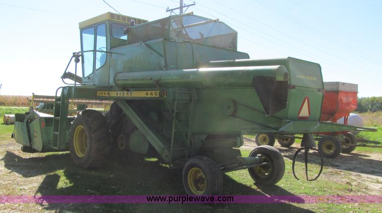 image for item K6365 1976 John Deere 4400 combine