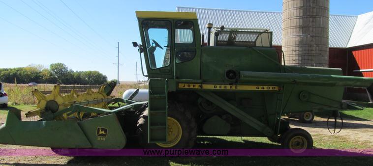 image for item K6365 1976 John Deere 4400 combine