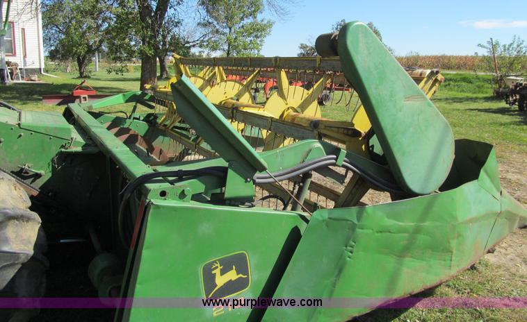 image for item K6365 1976 John Deere 4400 combine