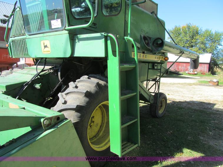 image for item K6365 1976 John Deere 4400 combine