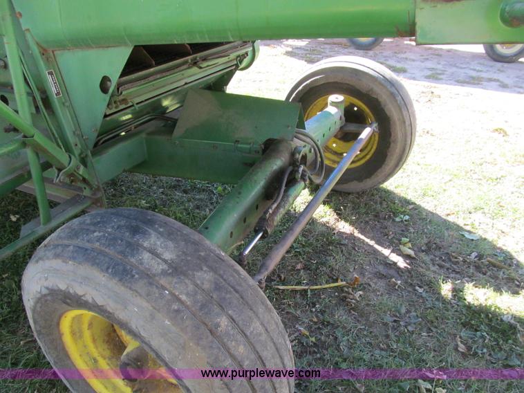 image for item K6365 1976 John Deere 4400 combine