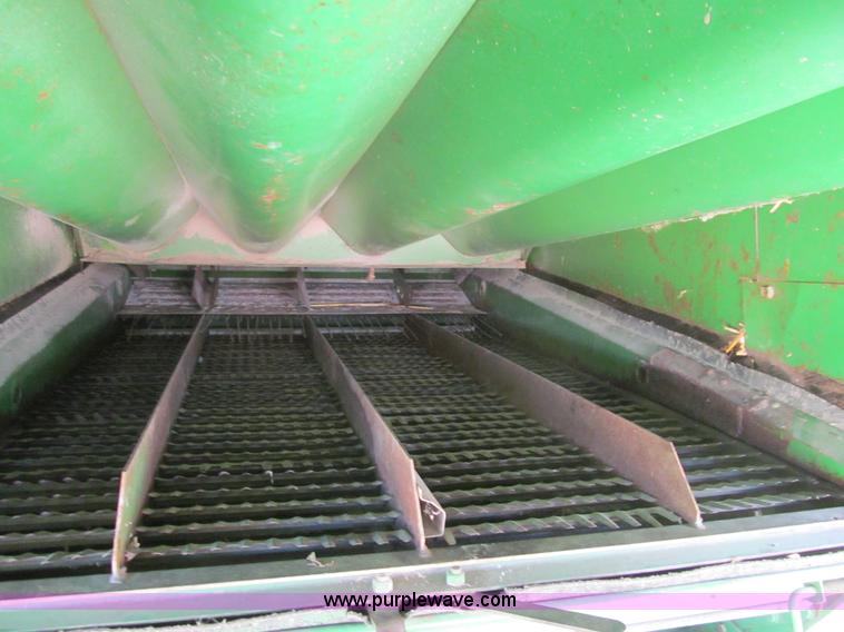 image for item K6365 1976 John Deere 4400 combine