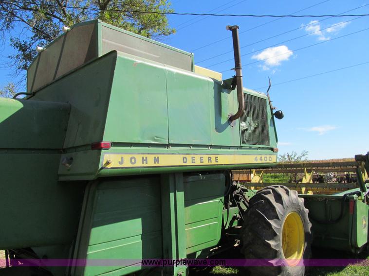 image for item K6365 1976 John Deere 4400 combine