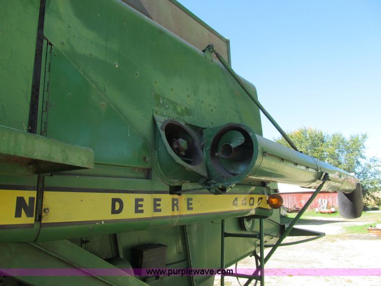 image for item K6365 1976 John Deere 4400 combine