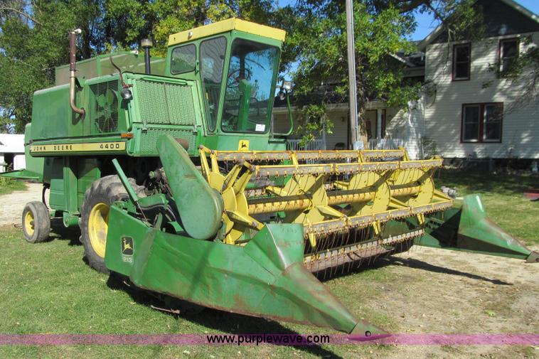 image for item K6365 1976 John Deere 4400 combine