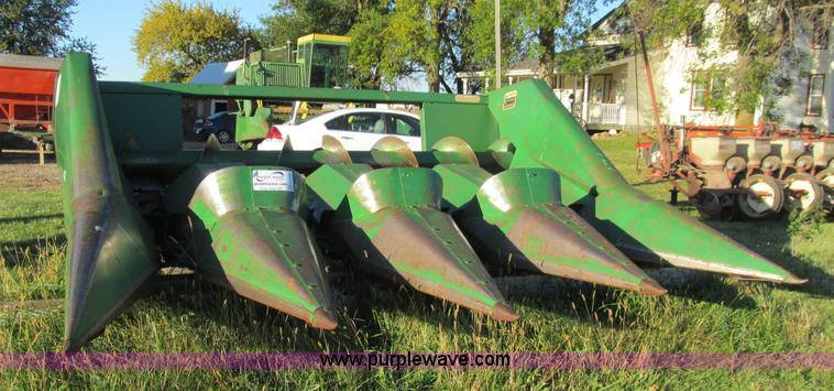 image for item K6368 John Deere 443 corn head