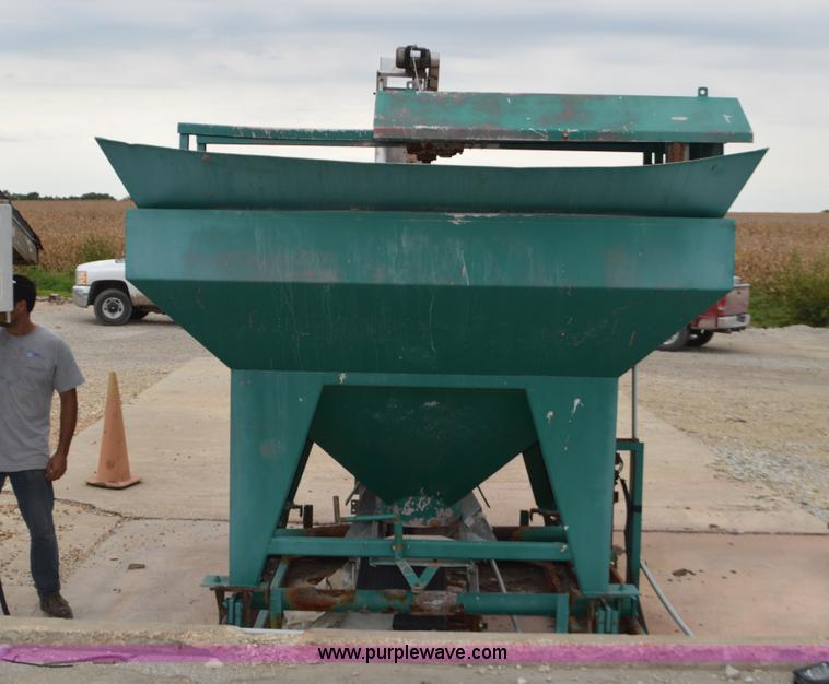 Fertilizer mixer in Pattonsburg, MO Item L2791 sold Purple Wave