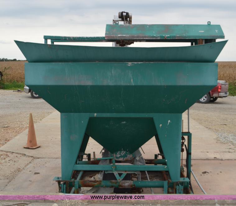 Fertilizer mixer in Pattonsburg, MO Item L2791 sold Purple Wave