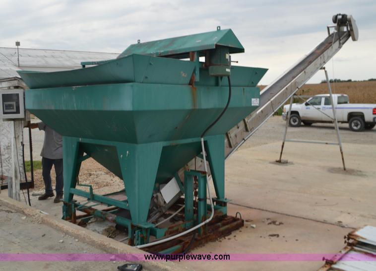 Fertilizer mixer in Pattonsburg, MO Item L2791 sold Purple Wave