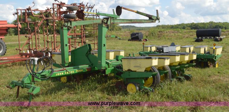 image for item L4083 John Deere 7000 no-till planter