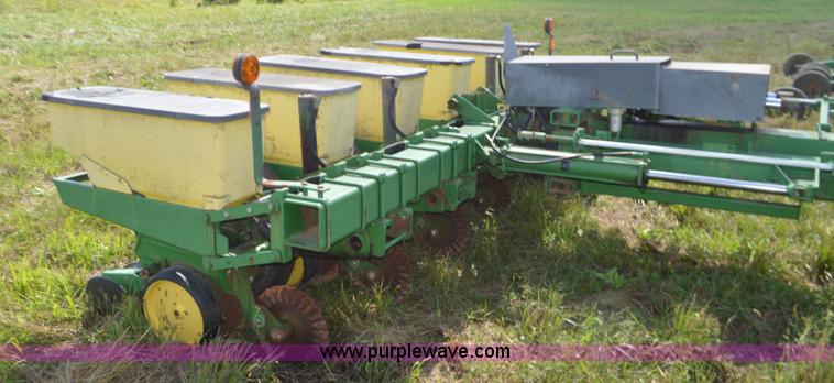 image for item L4083 John Deere 7000 no-till planter