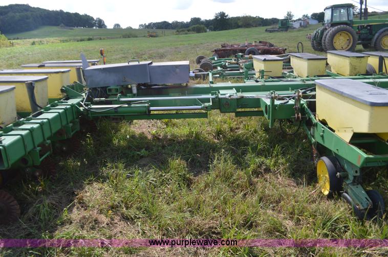 image for item L4083 John Deere 7000 no-till planter