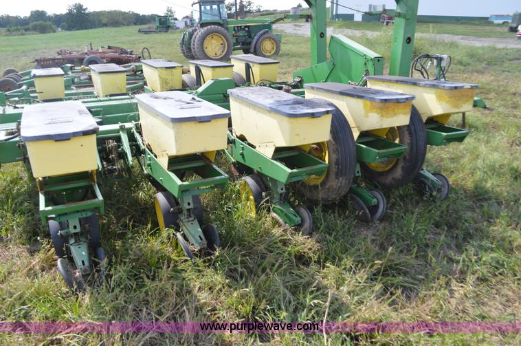 image for item L4083 John Deere 7000 no-till planter