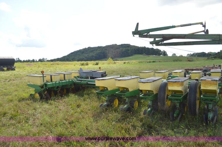 image for item L4083 John Deere 7000 no-till planter