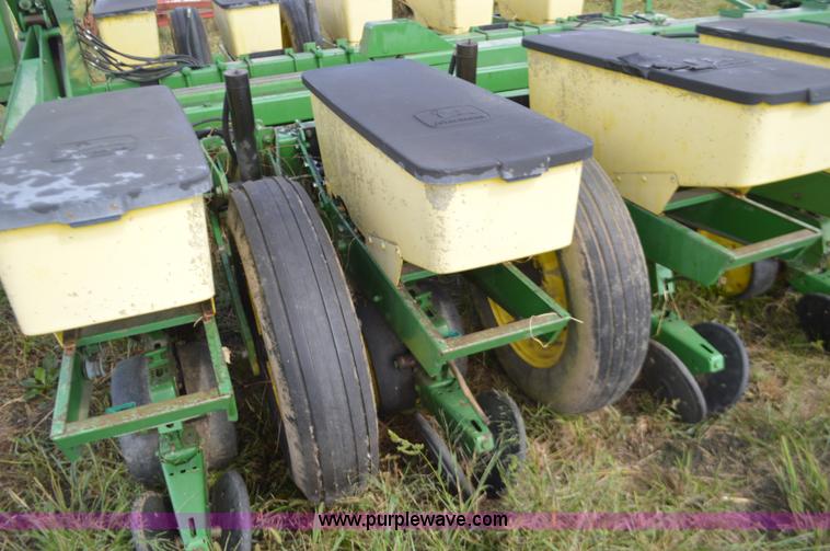 image for item L4083 John Deere 7000 no-till planter