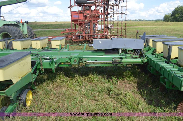 image for item L4083 John Deere 7000 no-till planter