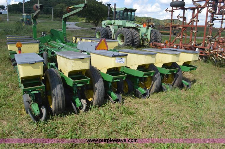 image for item L4083 John Deere 7000 no-till planter
