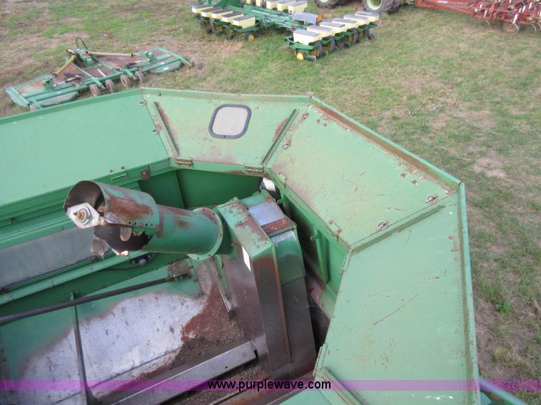 image for item L4088 1992 John Deere 9600 RWA combine