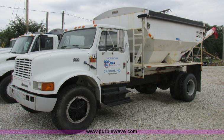 image for item L4099 1990 International 4700 fertilizer delivery truck