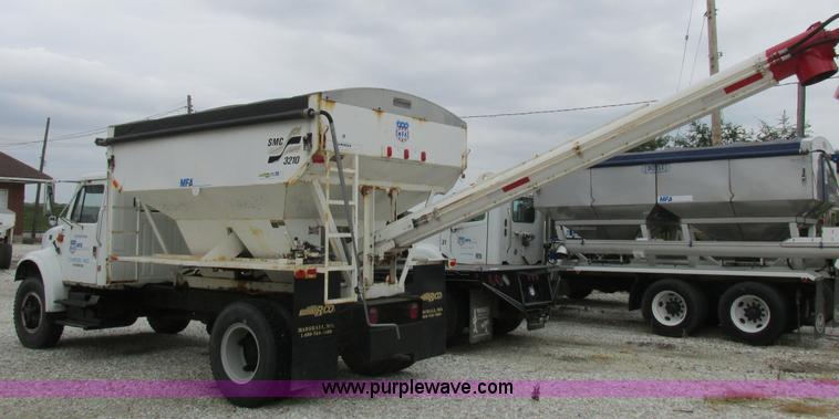 image for item L4099 1990 International 4700 fertilizer delivery truck