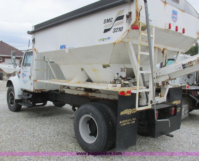image for item L4099 1990 International 4700 fertilizer delivery truck