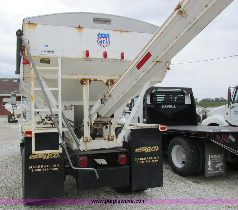 image for item L4099 1990 International 4700 fertilizer delivery truck