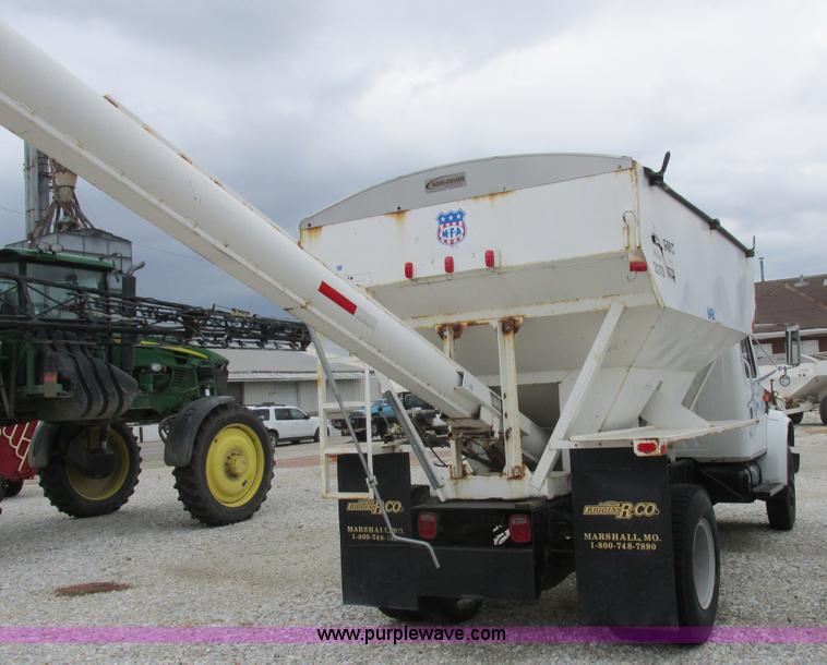 image for item L4099 1990 International 4700 fertilizer delivery truck