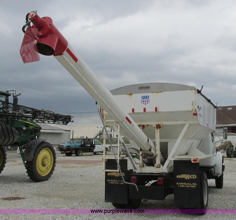 image for item L4099 1990 International 4700 fertilizer delivery truck