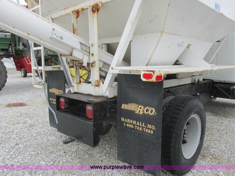 image for item L4099 1990 International 4700 fertilizer delivery truck