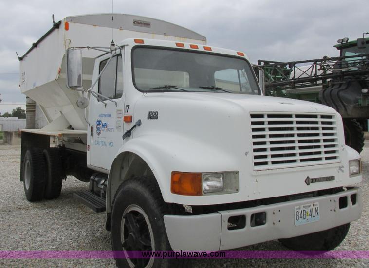 image for item L4099 1990 International 4700 fertilizer delivery truck