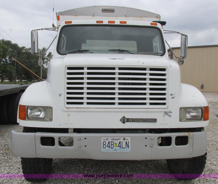 image for item L4099 1990 International 4700 fertilizer delivery truck