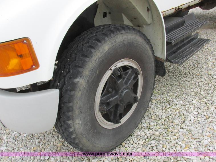 image for item L4099 1990 International 4700 fertilizer delivery truck