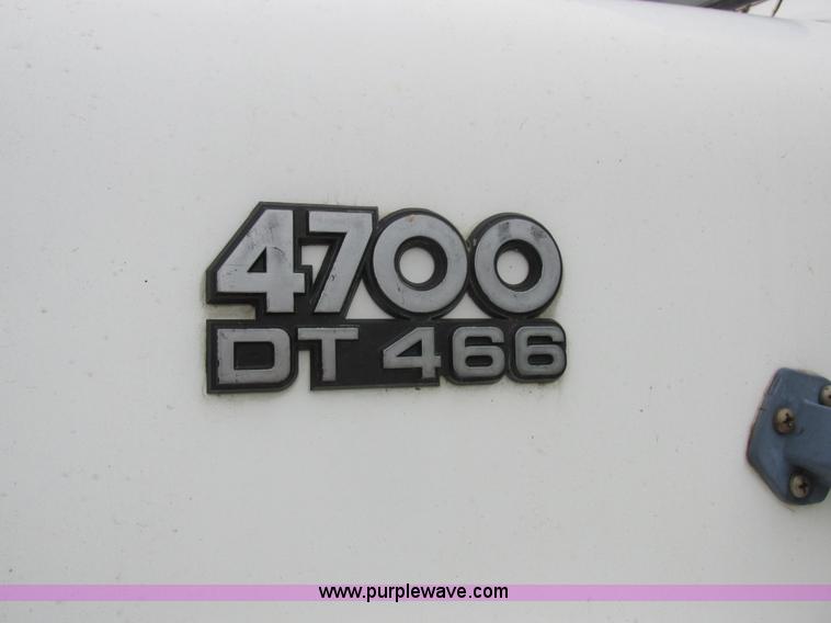 image for item L4099 1990 International 4700 fertilizer delivery truck