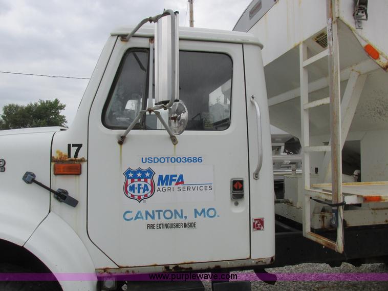 image for item L4099 1990 International 4700 fertilizer delivery truck