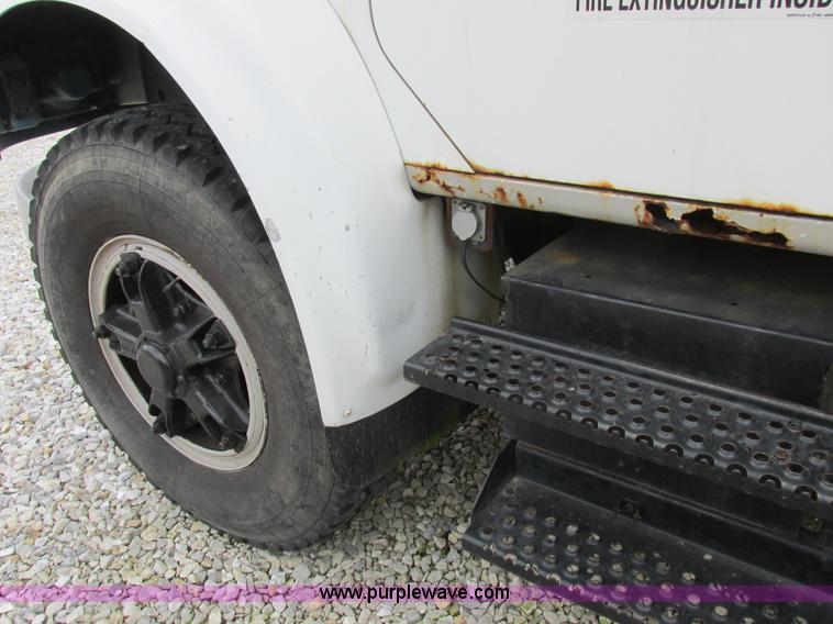 image for item L4099 1990 International 4700 fertilizer delivery truck